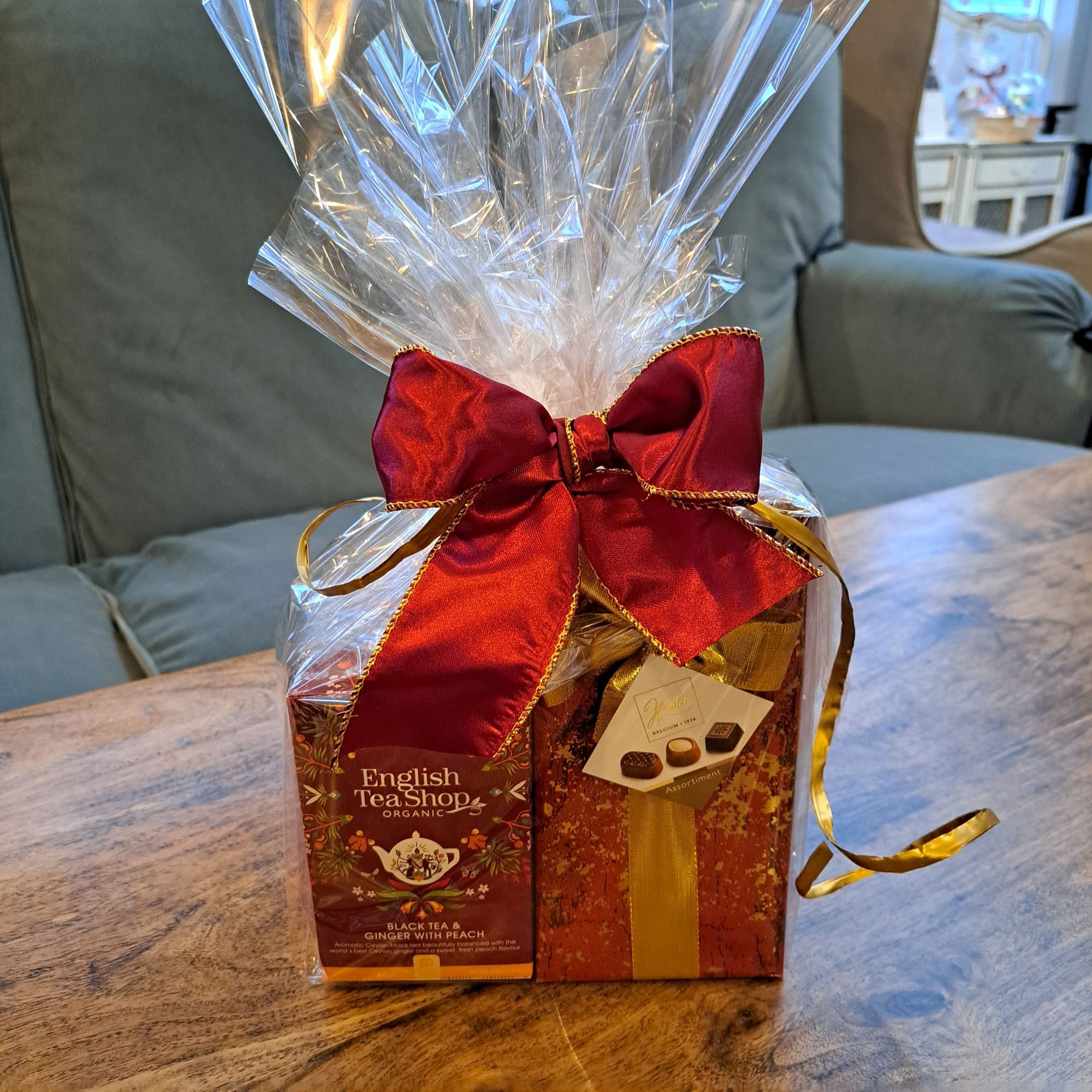 Tea and Hamlet Chocolate Gift Set - Image 3
